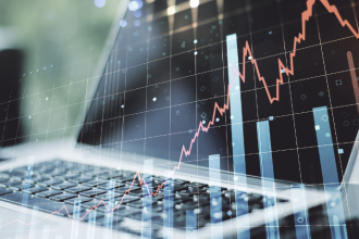 Rodrigo Balassiano analisa como o risco político e operacional impacta FIDC na antecipação de contratos com entes públicos.