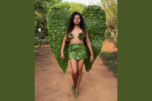 A modelo Alessandra Araújo transforma o cenário rural em passarela com um look de folhas cheio de atitude — produção Non Stop.
