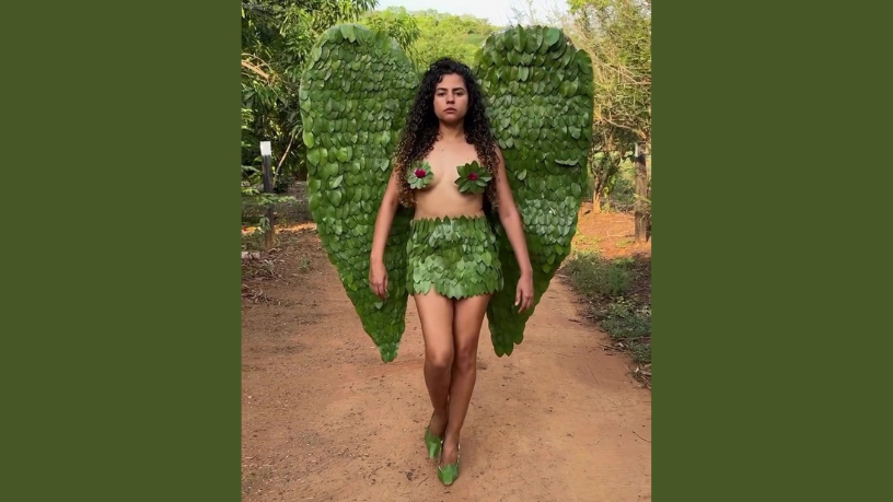 A modelo Alessandra Araújo transforma o cenário rural em passarela com um look de folhas cheio de atitude — produção Non Stop.