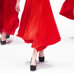 Da pizzaria em São Paulo à Paris Fashion Week: a trajetória inspiradora da jovem brasileira que conquistou a moda internacional