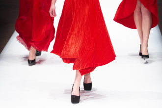 Da pizzaria em São Paulo à Paris Fashion Week: a trajetória inspiradora da jovem brasileira que conquistou a moda internacional