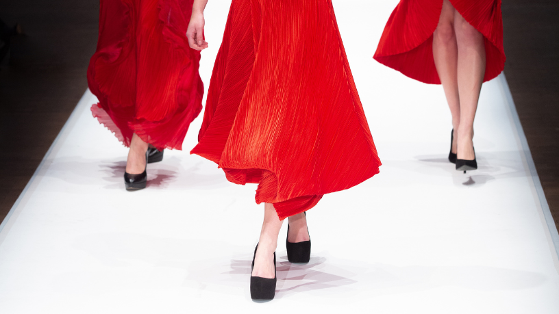 Da pizzaria em São Paulo à Paris Fashion Week: a trajetória inspiradora da jovem brasileira que conquistou a moda internacional