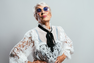 Mulheres acima de 50 anos ganham espaço na moda, mas pressão estética persiste