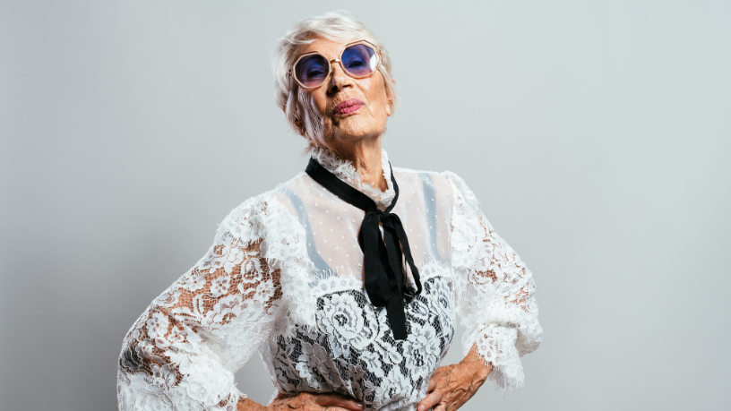 Mulheres acima de 50 anos ganham espaço na moda, mas pressão estética persiste