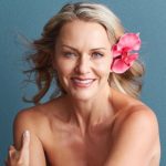 Chanel aposta na maturidade e redefine padrões de beleza na moda com inovação e tecnologia