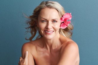 Chanel aposta na maturidade e redefine padrões de beleza na moda com inovação e tecnologia