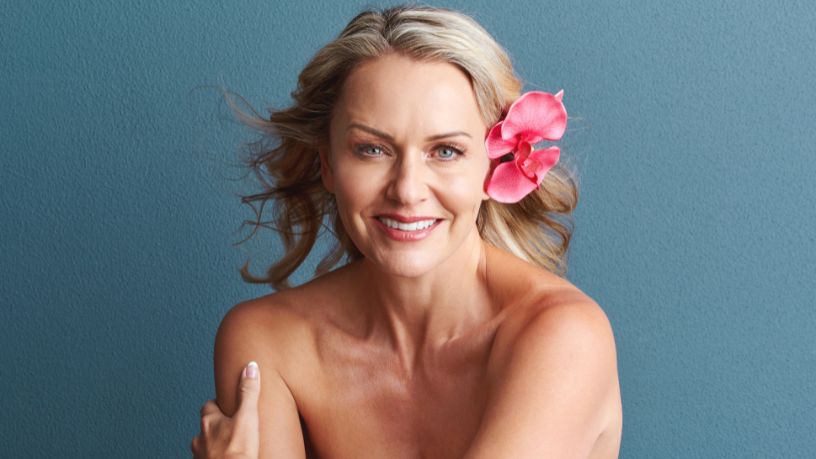 Chanel aposta na maturidade e redefine padrões de beleza na moda com inovação e tecnologia