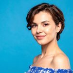 Corte de cabelo curto clássico volta com força e valoriza mulheres após os 40