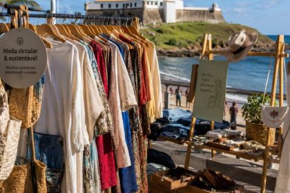 Moda circular sustentável no Porto da Barra e a transformação do consumo consciente na moda brasileira