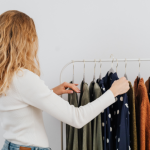 União Europeia proíbe destruição de roupas não vendidas a partir de julho: entenda o que muda para as marcas