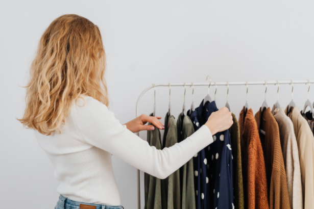 União Europeia proíbe destruição de roupas não vendidas a partir de julho: entenda o que muda para as marcas