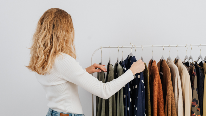 União Europeia proíbe destruição de roupas não vendidas a partir de julho: entenda o que muda para as marcas