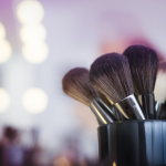 Adeus, clean girl: maquiagem colorida e cobertura de grisalhos lideram as apostas de beleza para 2026
