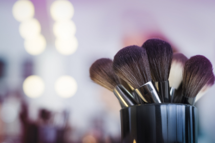 Adeus, clean girl: maquiagem colorida e cobertura de grisalhos lideram as apostas de beleza para 2026