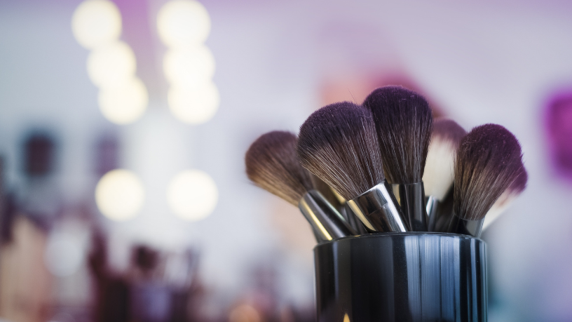 Adeus, clean girl: maquiagem colorida e cobertura de grisalhos lideram as apostas de beleza para 2026