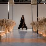 Imagem ilustrativa de desfile de moda em passarela