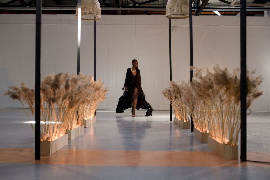 Imagem ilustrativa de desfile de moda em passarela