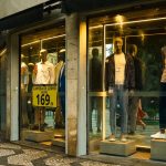 Vitrine de uma loja em São Paulo com manequins exibindo roupas masculinas.