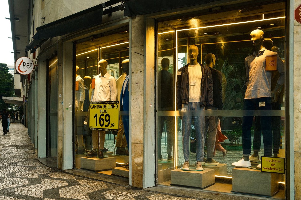 Vitrine de uma loja em São Paulo com manequins exibindo roupas masculinas.