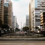 Vista urbana de São Paulo com trânsito intenso e arranha-céus modernos.