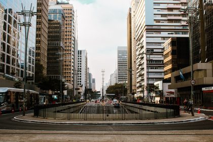 Vista urbana de São Paulo com trânsito intenso e arranha-céus modernos.