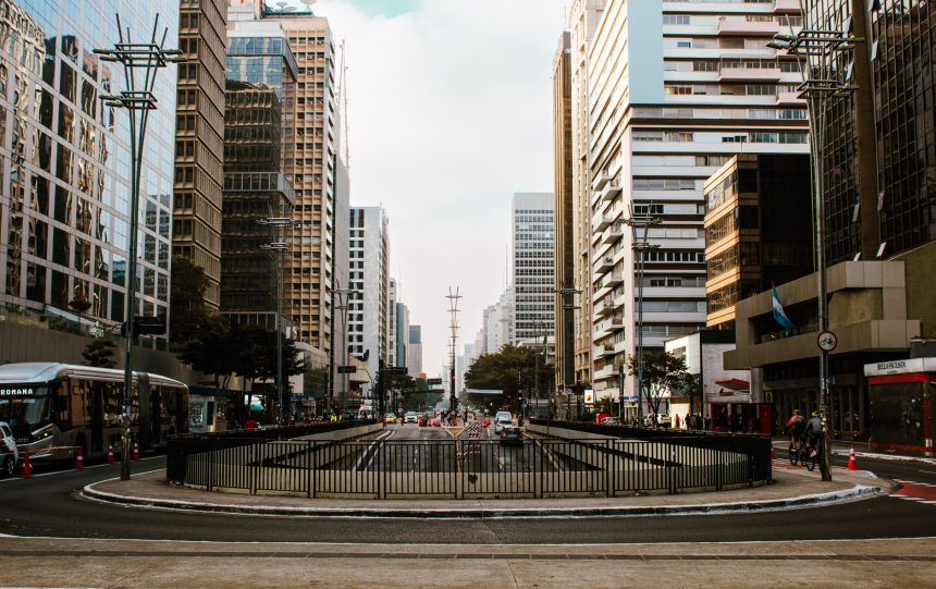 Vista urbana de São Paulo com trânsito intenso e arranha-céus modernos.